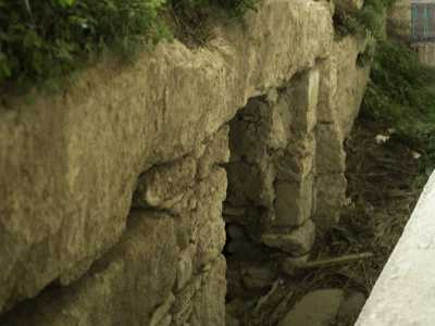 Particolare dell'ingresso dell'insediamento rupestre